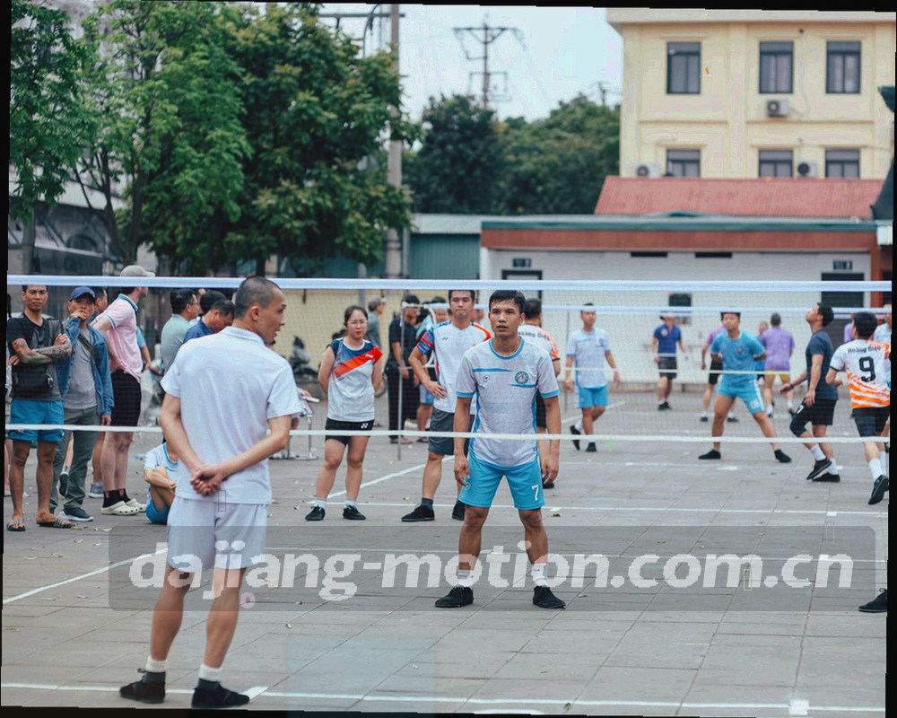夜间球场边线与放大镜光斑叠合的抽象画面，冷蓝底色上有一处荧光青高亮