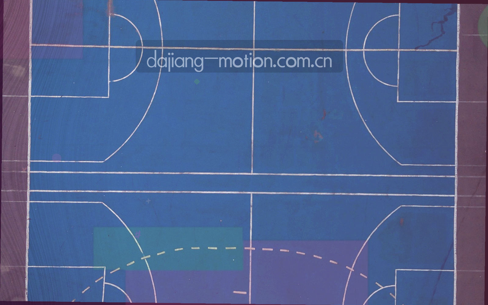 夜间球场灯光映在江面上，远处看台只剩剪影，斜线构图带轻微颗粒